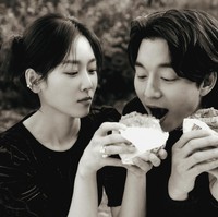 Keduanya terlihat menyantap hamburger, makanan yang membuat karakter Gong Yoo dan Seo Hyun Jin semakin akrab dan mulai PDKT di episode kedua. Foto: dok. Netflix