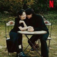 Meskipun awalnya hanya terikat pernikahan kontrak, karakter Gong Yoo dan Seo Hyun Jin akhirnya saling jatuh cinta. Penggemar dibuat penasaran dengan akhir cerita cinta mereka yang ditutup dengan open ending. Foto: dok. Netflix