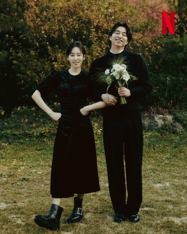Dalam pemotretan terbaru yang dirilis Netflix, Gong Yoo dan Seo Hyun Jin tampil serasi memakai busana serba hitam bak foto pre-wedding. Foto: dok. Netflix
