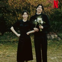Dalam pemotretan terbaru yang dirilis Netflix, Gong Yoo dan Seo Hyun Jin tampil serasi memakai busana serba hitam bak foto pre-wedding. Foto: dok. Netflix