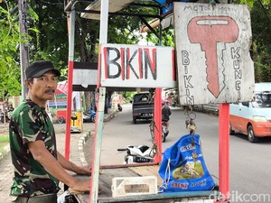 Cerita Ketekunan Hamid, Tukang Kunci yang Sukses Kuliahkan Anaknya