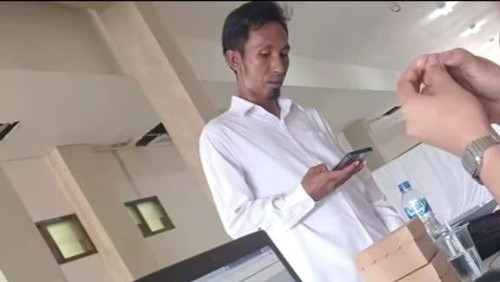 Ikshan (33), guru honorer yang mengabdi 8 tahun di Bima, NTB, gagal ikut tes PPPK 2024 hanya karena telat 2 menit.