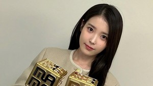 Dalam unggahan pertama di akunnya, manajemen memajang foto IU dengan sederet piala yang dia menangkan dari acara penghargaan musik.