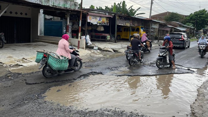 Jalan Klambir V Deli Serdang rusak akibat banjir. (Nanda Marbun/detikSumut)