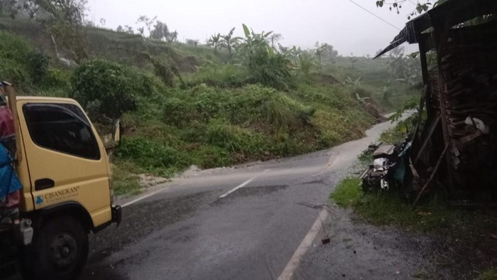 Jalan menuju selatan Cianjur tertutup longsor.