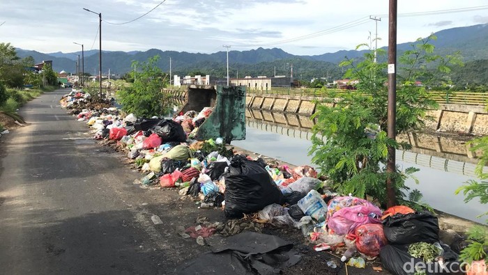 Sampah menumpuk di  Jalan Pelabuhan Kota Palopo, Sulawesi Selatan (Sulsel).