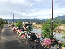 Jorok! Sampah Menumpuk di Jalan Raya Palopo hingga Keluarkan Bau Busuk