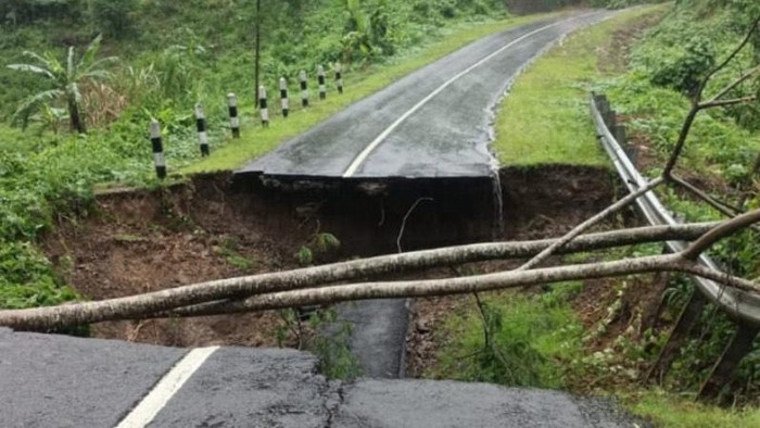 Jalan terputus terdampak bencana alam di Sukabumi