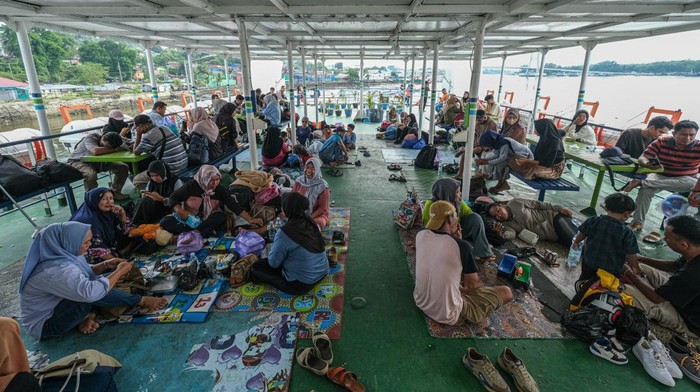 Foto udara kapal feri KMP Bahteramas rute Kendari-Konawe Kepulauan bersandar di Pelabuhan Batu, Kendari, Sulawesi Tenggara, Rabu (4/12/2024). Badan Pusat Statistik (BPS) Sulawesi Tenggara (Sultra) mencatat peningkatan jumlah penumpang angkutan laut domestik di wilayah itu pada Oktober 2024 sebanyak 201.701 jiwa, yakni lebih tinggi dibandingkan bulan sebelumnya sebanyak 187.896 jiwa. ANTARA FOTO/Andry Denisah/YU