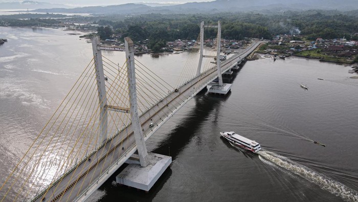 Jumlah Penumpang Feri Domestik di Sultra Meningkat Foto udara kapal feri KMP Bahteramas rute Kendari-Konawe Kepulauan bersandar di Pelabuhan Batu, Kendari, Sulawesi Tenggara, Rabu (4/12/2024). Badan Pusat Statistik (BPS) Sulawesi Tenggara (Sultra) mencatat peningkatan jumlah penumpang angkutan laut domestik di wilayah itu pada Oktober 2024 sebanyak 201.701 jiwa, yakni lebih tinggi dibandingkan bulan sebelumnya sebanyak 187.896 jiwa. ANTARA FOTO/Andry Denisah/YU