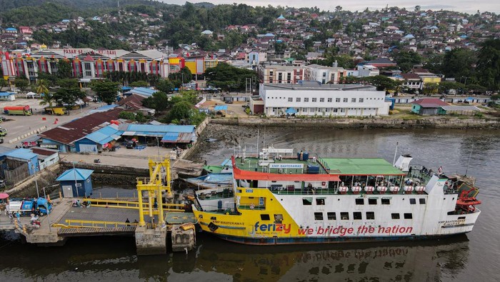 Foto udara kapal feri KMP Bahteramas rute Kendari-Konawe Kepulauan bersandar di Pelabuhan Batu, Kendari, Sulawesi Tenggara, Rabu (4/12/2024). Badan Pusat Statistik (BPS) Sulawesi Tenggara (Sultra) mencatat peningkatan jumlah penumpang angkutan laut domestik di wilayah itu pada Oktober 2024 sebanyak 201.701 jiwa, yakni lebih tinggi dibandingkan bulan sebelumnya sebanyak 187.896 jiwa. ANTARA FOTO/Andry Denisah/YU