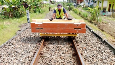 KAI Ganti Bantalan Kayu Jadi Sintetis Jelang Nataru