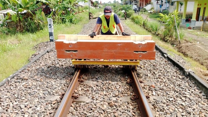 PT Kereta Api Indonesia (Persero) atau KAI mengganti bantalan kayu pada jembatan baja dengan bantalan sintetis yang lebih ramah lingkungan, tahan lama, dan efisien.