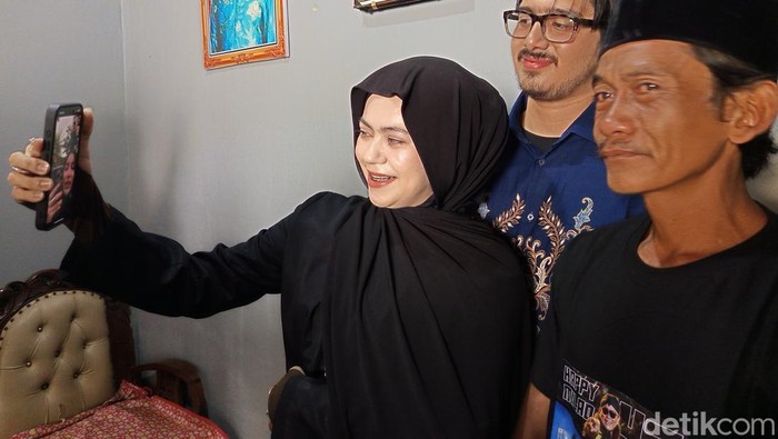 Keluarga Amar Suratie bersama keluarga foto dengan Sunhaji, Rabu (4/12/2024).
