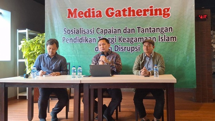 Kepala Subbagian Tata Usaha Direktorat PTKI Kemenag, Ajang Pradita, saat konferensi pers di Jakarta, Selasa (3/12/2024)