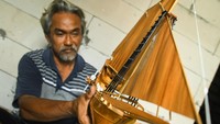 Miniatur kapal pinisi yang terbuat dari kayu jati dan limbah kayu palet tersebut membutuhkan waktu sekitar 10 hari kerja yang dibanderol dengan harga Rp 700 ribu-Rp 1 juta tergantung ukurannya.  
