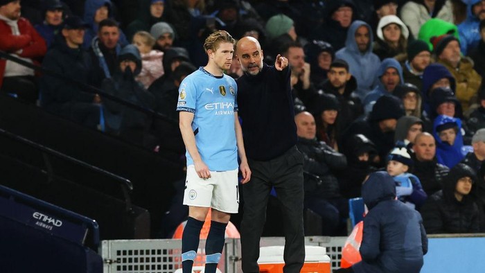MANCHESTER, ENGLAND - NOVEMBER 23: Pep Guardiola, Manager of Manchester City, gives instructions to Kevin De Bruyne of Manchester City during the Premier League match between Manchester City FC and Tottenham Hotspur FC at Etihad Stadium on November 23, 2024 in Manchester, England. (Photo by Carl Recine/Getty Images)