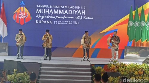 (Kiri-Kanan) Menteri Koordinator Pangan Zulkifli Hasan, Presiden Prabowo Subianto, Ketum PP Muhammadiyah Haedar Nashir, dan Rektor Muhammadiyah Kupang Zainur Wula, saat membuka Tanwir dan Milad ke-112 Muhammadiyah di Kupang.
