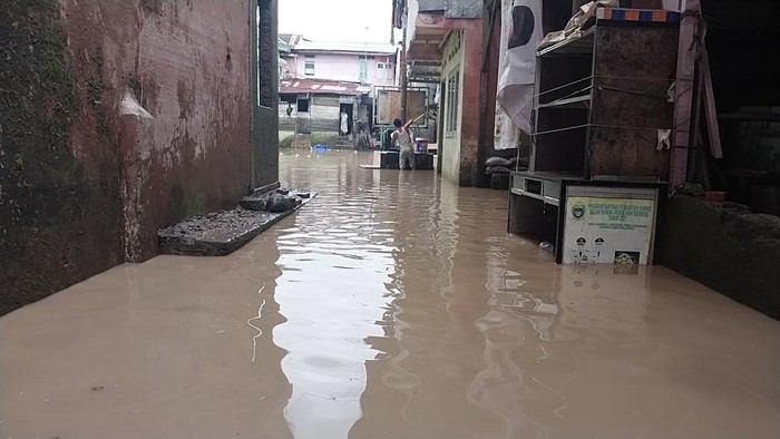 Kondisi banjir di Kampung Aur pagi ini. (Finta Rahyuni/detikSumut)