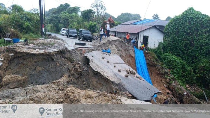 Kondisi jalan amblas di Dairi.