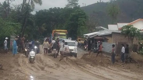 Kondisi jalan lintas Sape-Kota Bima yang licin dan berlumpur setelah hujan deras, Rabu (4/12/2024).
