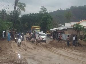 Jalan Nasional Lintas Sape-Kota Bima Licin Penuh Lumpur