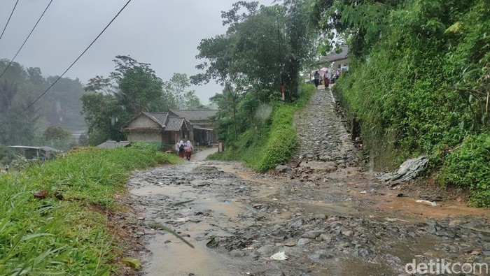 Kondisi jalan menuju Curug Kubang