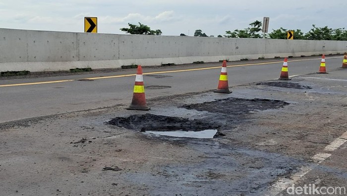 Kondisi jalan tol di Palembang-Kayuagung berlubang dan bergelombang.