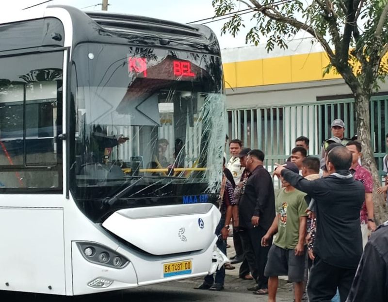 Kondisi mobil listrik yang menabrak mobil pribadi. (Istimewa)