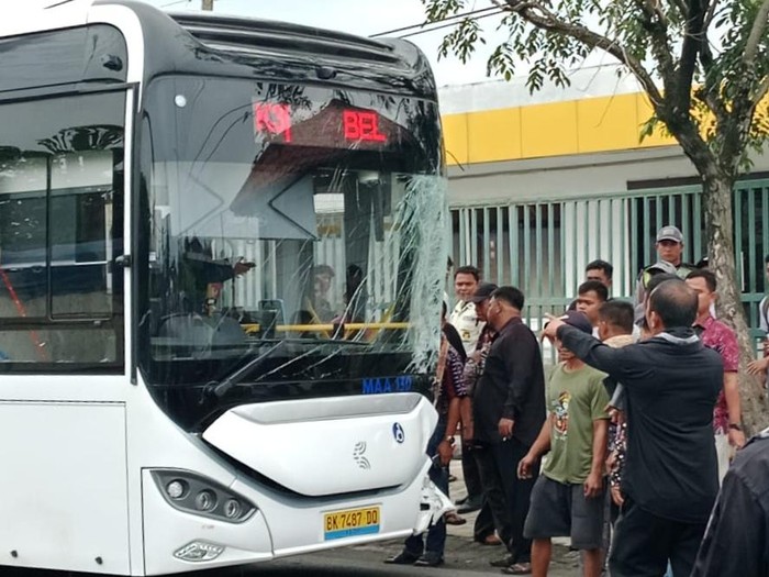 Kondisi mobil listrik yang menabrak mobil pribadi. (Istimewa)