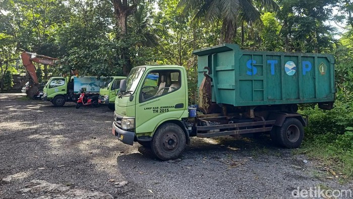 Kondisi truk sampah yang terkendala BBM sehingga tidak bisa mengangkut sampah dari masyarakat ke TPA Peh, Desa Kaliakah, Rabu (4/12/2024). (I Putu Adi Budiastrawan/detikBali)