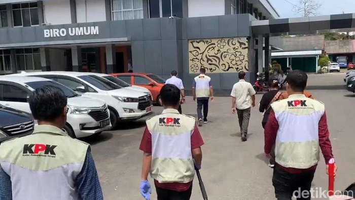 KPK geledah kantor Biro Umum Pemprov Bengkulu.