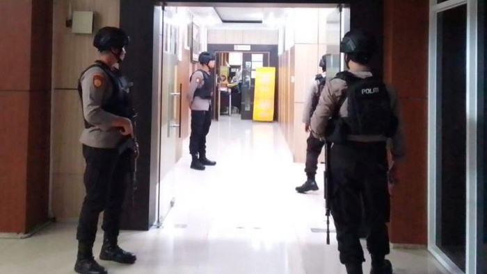 KPK menggeledah sejumlah ruangan Kantor Gubernur Bengkulu pasca-OTT terhadap Gubernur Bengkulu nonaktif Rohidin Mersyah, Sekda nonaktif Isnan Fajri dan ajudan (Adc) Gubernur Bengkulu Evrianshah alias Anca di Bengkulu, Rabu (4/12/2024) (ANTARA/HO-Dokumen Pribadi)