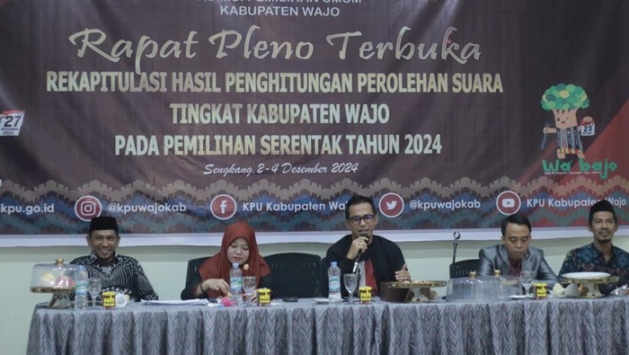 KPU Wajo menggelar rapat pleno rekapitulasi hasil penghitungan perolehan suara Pilkada Wajo di Hotel Sermani, Sengkang, Selasa (3/12).