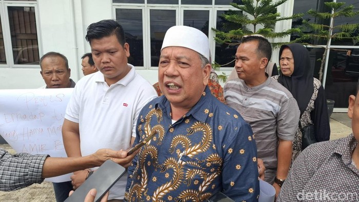 Kuasa hukum korban, Indra Cahaya menyampaikan pihaknya sudah memberikan surat protes kepada kejaksaan. Dalam persidangan itu diuraikan oleh jaksa penuntut umum, di dalam tuntutannya bahwasanya perkara itu terbukti secara sempurna, sah, dan meyakinkan dia melakukan atau melanggar terhadap Undang-Undang Darurat Tahun 1991 yakni Pasal 1 Ayat 1. Oleh karena itu, kalau dituntut hanya 1 tahun 6 bulan jelas kami protes, katanya.