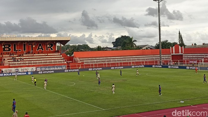 Laga Arema FC vs Persita di Stadion Soepriadi Kota Blitar