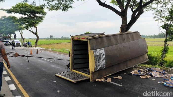 Kecelakaan melibatkan truk box bermuatan anakan ayam dengan mobil pikap jenis Gran Max dan sepeda motor terjadi di jalan Lingkar Selatan Pati, Rabu (4/12/2024).