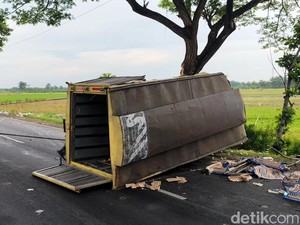 Kecelakaan Beruntun di Lingkar Selatan Pati, Truk Muat Ayam Terguling