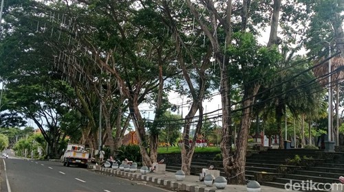 Lampu hias yang terpasang di pohon depan Taman Jagat Karana, Amlapura, Rabu (04/12/2024). (I Wayan Selamat Juniasa)