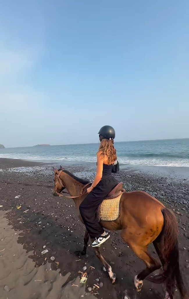 Saat berjalan-jalan di pantai dengan kuda, Luna Bilj mengenakan atasan kemben dan celana serba hitam juga tas kecil dan sneaker. Kini Luna dan Marteen diketahui sudah meninggalkan Bali. Foto: Dok. Instagram/TikTok Luna Bilj