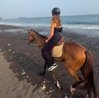 Saat berjalan-jalan di pantai dengan kuda, Luna Bilj mengenakan atasan kemben dan celana serba hitam juga tas kecil dan sneaker. Kini Luna dan Marteen diketahui sudah meninggalkan Bali. Foto: Dok. Instagram/TikTok Luna Bilj