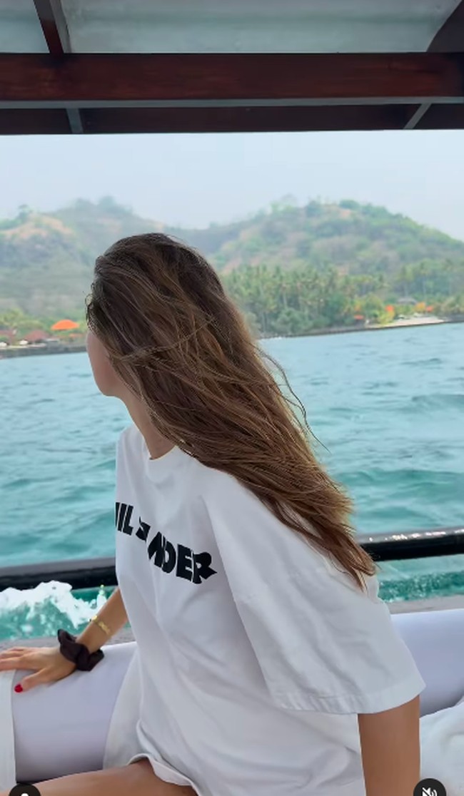Di saat santai, ia juga terlihat mengenakan kaus oversized. Foto: Dok. Instagram/TikTok Luna Bilj