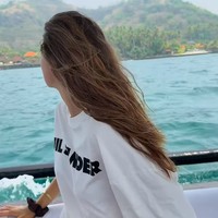 Di saat santai, ia juga terlihat mengenakan kaus oversized. Foto: Dok. Instagram/TikTok Luna Bilj