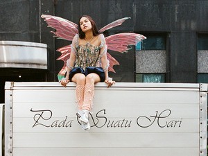 Maudy Ayunda Hidupkan Dongeng di Tengah Kota Lewat Urban Fairytale