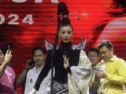 Puteri Indonesia Melati Tedja Bawa Perjuangan Pengrajin Batik di Miss Charm