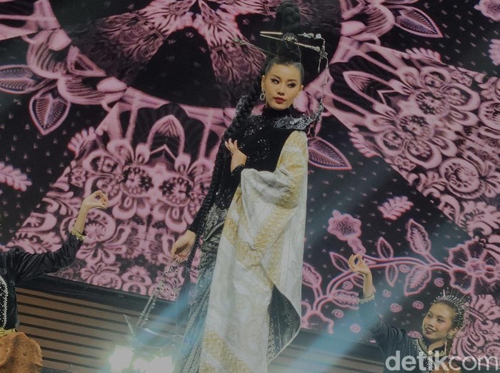 Puteri Pendidikan dan Kebudayaan 2024, Melati Tedja menunjukkan kostum Sang Pembatik saat menggelar konfrensi pers di Jakarta, Rabu (4/12/2024). Kostum tersebut akan digunakan pada ajang Miss Charm 2024 di Vietnam pada 9 hingga 21 Desember mendatang.