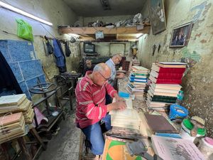 Melihat Bengkel Restorasi Buku Lama di Kairo