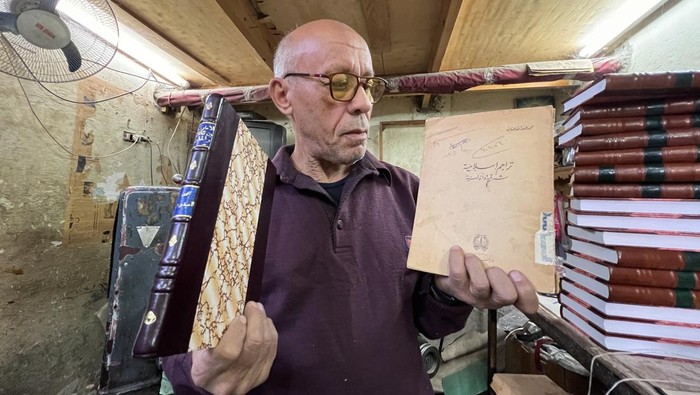 Melihat Bengkel Restorasi Buku Lama di Kairo Mohammed Zaki, 69, restores century-old books that have been damaged at his own books workshop at his neighbourhood of Darb al-Ahmar in Cairo, Egypt November 21, 2024. Zaki works on rebinding and renovating books, some of which he says are over a century old while using handmade crafting, which he says makes the restoration process more accurate and valuable, while restored and renovated over 1,000 books throughout the years. REUTERS/Amr Abdallah Dalsh
