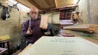Pria berusia 69 tahun itu mengatakan bengkelnya telah merestorasi dan memperbaiki lebih dari 1.000 buku selama bertahun-tahun.