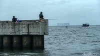 Berada di ujung paling utara Jakarta lokasi ini menjadi spot favorit bagi para pemancing, mereka memancing tepat di atas beton giant sea wall.  